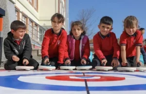 “Yiğido Dede Köy Yollarında” Projesi Hanlı Köyü’nde Öğrencilerle Buluştu “Yiğido Dede Köy Yollarında” Projesi Hanlı Köyü’nde Öğrencilerle Buluştu