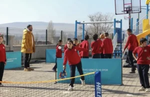 “Yiğido Dede Köy Yollarında” Projesi Hanlı Köyü’nde Öğrencilerle Buluştu “Yiğido Dede Köy Yollarında” Projesi Hanlı Köyü’nde Öğrencilerle Buluştu