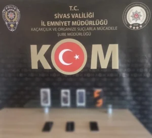Sivas’ta Kaçakçılık Operasyonu: Binlerce Makaron ve 22 Kaçak Cep Telefonu Ele Geçirildi Sivas’ta Kaçakçılık Operasyonu: Binlerce Makaron ve 22 Kaçak Cep Telefonu Ele Geçirildi