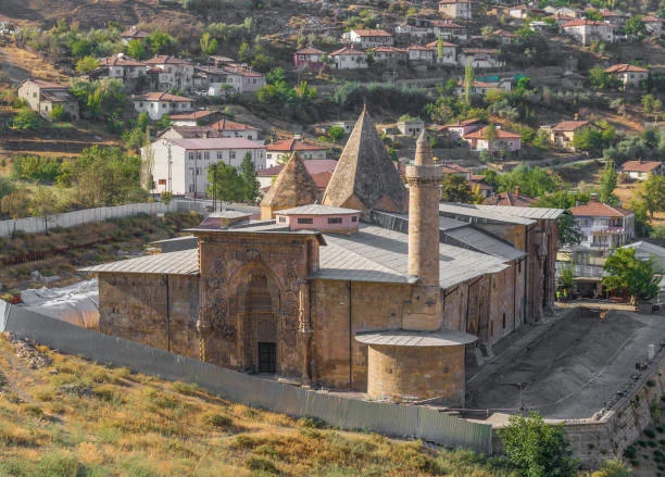 Divriği: Tarih, Kültür ve Turizmin Buluştuğu İlçe Divriği: Tarih, Kültür ve Turizmin Buluştuğu İlçe