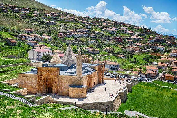 Divriği: Tarih, Kültür ve Turizmin Buluştuğu İlçe Divriği: Tarih, Kültür ve Turizmin Buluştuğu İlçe