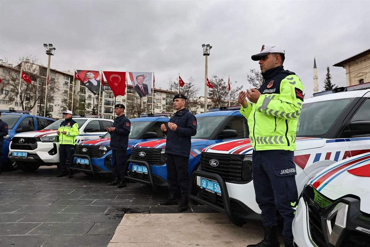 Sivas’ta Güvenlik Güçlerine 62 Yeni Araç Teslim Edildi Sivas’ta Güvenlik Güçlerine 62 Yeni Araç Teslim Edildi