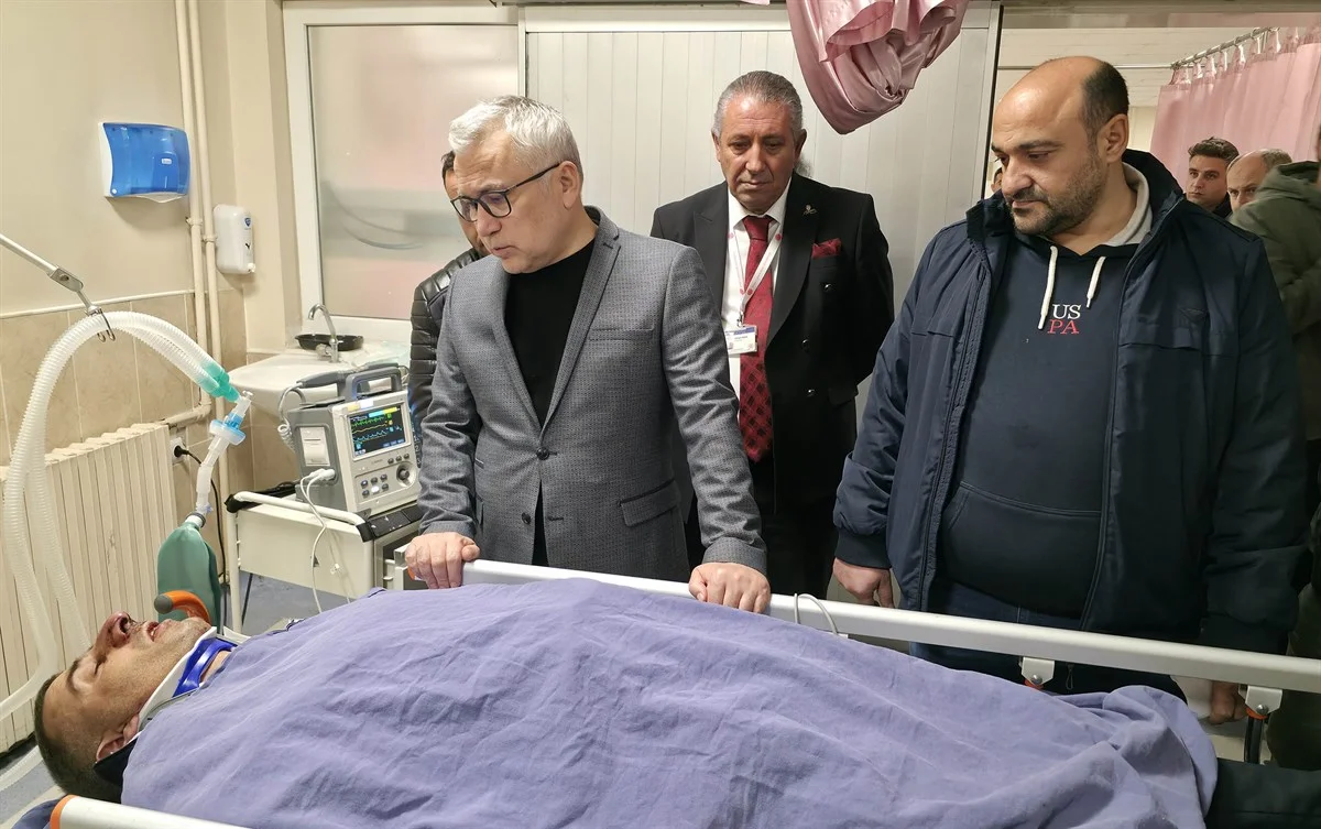 Vali Şimşek, Zara’daki Kazanın Ardından Yaralı Personelin Durumunu Yerinde İnceledi Vali Şimşek, Zara’daki Kazanın Ardından Yaralı Personelin Durumunu Yerinde İnceledi