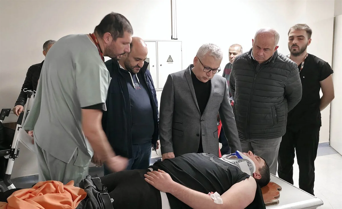 Vali Şimşek, Zara’daki Kazanın Ardından Yaralı Personelin Durumunu Yerinde İnceledi Vali Şimşek, Zara’daki Kazanın Ardından Yaralı Personelin Durumunu Yerinde İnceledi