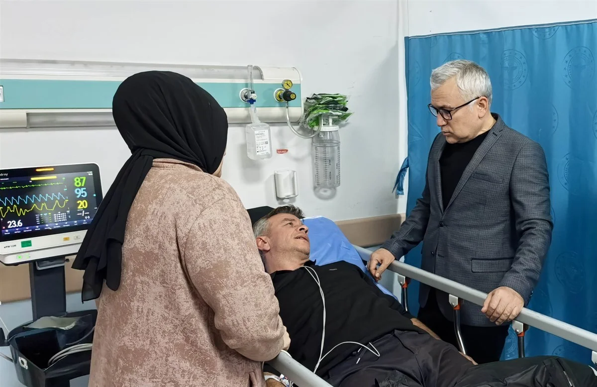 Vali Şimşek, Zara’daki Kazanın Ardından Yaralı Personelin Durumunu Yerinde İnceledi Vali Şimşek, Zara’daki Kazanın Ardından Yaralı Personelin Durumunu Yerinde İnceledi