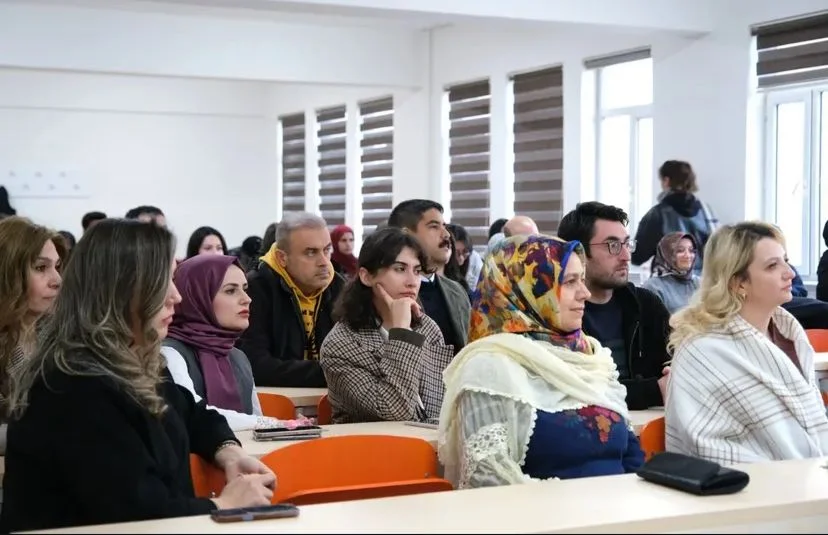 Sivas Cumhuriyet Üniversitesi'nde Sinema ve Hukuk Buluşması: Cold War Filmi Tahlil Edildi Sivas Cumhuriyet Üniversitesi'nde Sinema ve Hukuk Buluşması: Cold War Filmi Tahlil Edildi