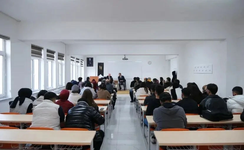 Sivas Cumhuriyet Üniversitesi'nde Sinema ve Hukuk Buluşması: Cold War Filmi Tahlil Edildi Sivas Cumhuriyet Üniversitesi'nde Sinema ve Hukuk Buluşması: Cold War Filmi Tahlil Edildi