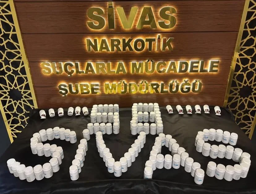 Sivas’ta Narkotik Operasyonunda Binlerce Sentetik Ecza Ele Geçirildi Sivas’ta Narkotik Operasyonunda Binlerce Sentetik Ecza Ele Geçirildi
