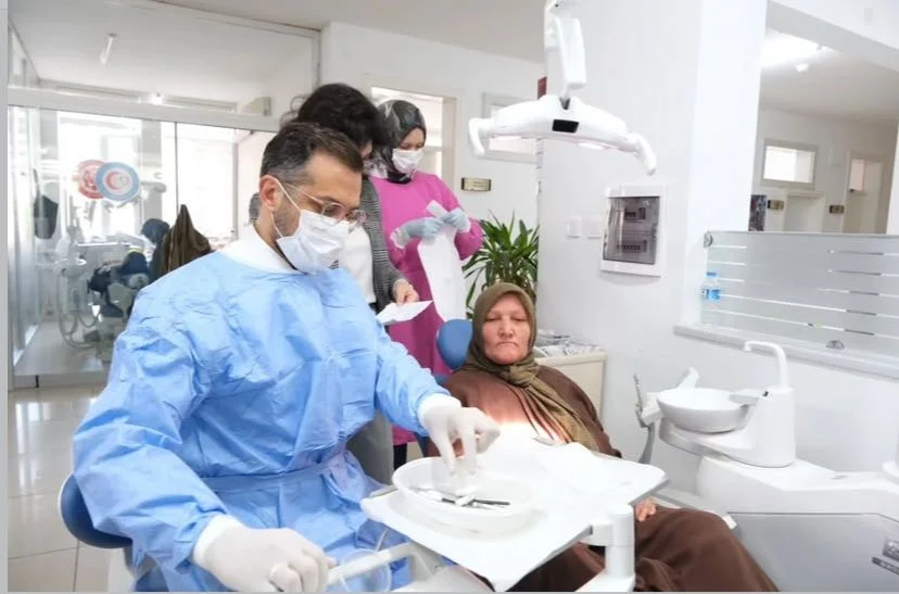 Sivas’ta Şehit Aileleri ve Gazilere Haftalık Ücretsiz Diş Bakımı Sivas’ta Şehit Aileleri ve Gazilere Haftalık Ücretsiz Diş Bakımı
