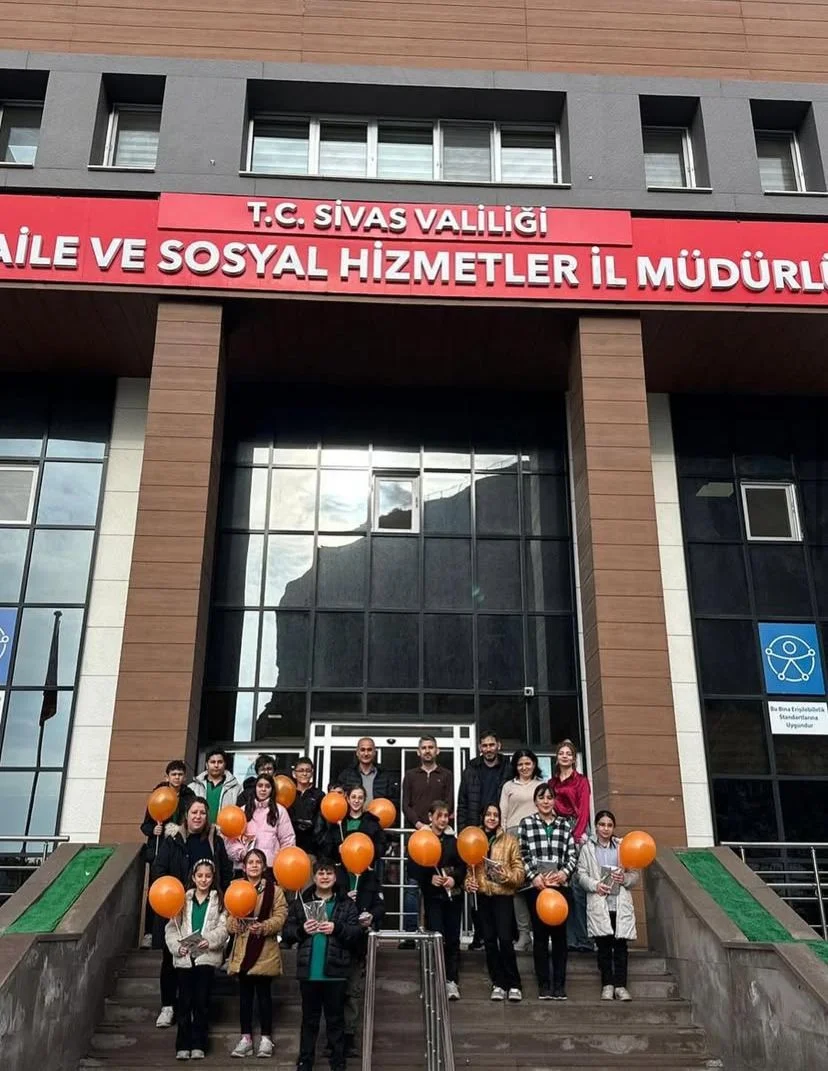 Lütfi Abay Ortaokulu Öğrencilerinden Sosyal Hizmet Merkezine Anlamlı Ziyaret Lütfi Abay Ortaokulu Öğrencilerinden Sosyal Hizmet Merkezine Anlamlı Ziyaret