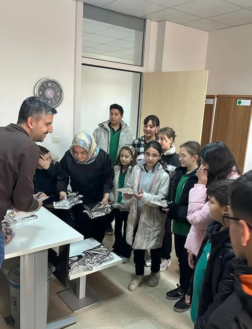 Lütfi Abay Ortaokulu Öğrencilerinden Sosyal Hizmet Merkezine Anlamlı Ziyaret Lütfi Abay Ortaokulu Öğrencilerinden Sosyal Hizmet Merkezine Anlamlı Ziyaret