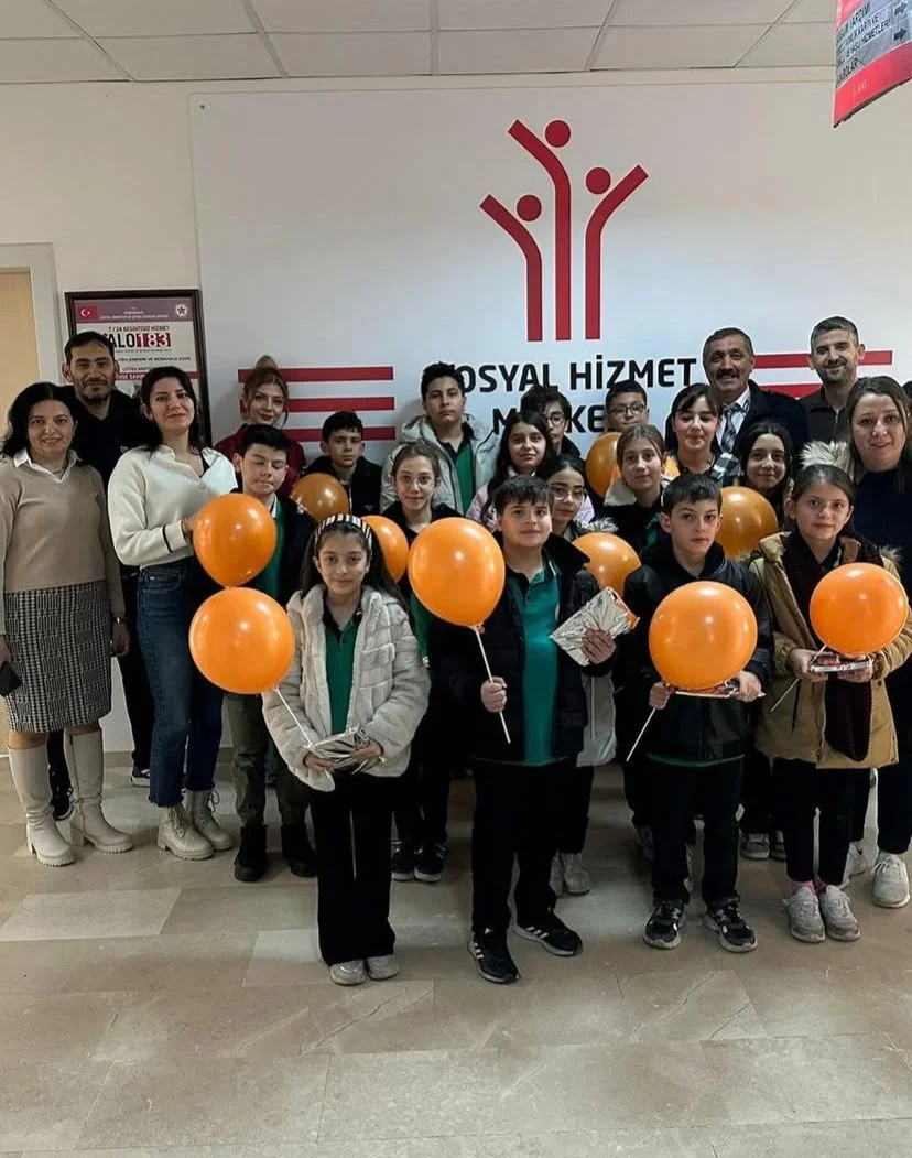 Lütfi Abay Ortaokulu Öğrencilerinden Sosyal Hizmet Merkezine Anlamlı Ziyaret Lütfi Abay Ortaokulu Öğrencilerinden Sosyal Hizmet Merkezine Anlamlı Ziyaret