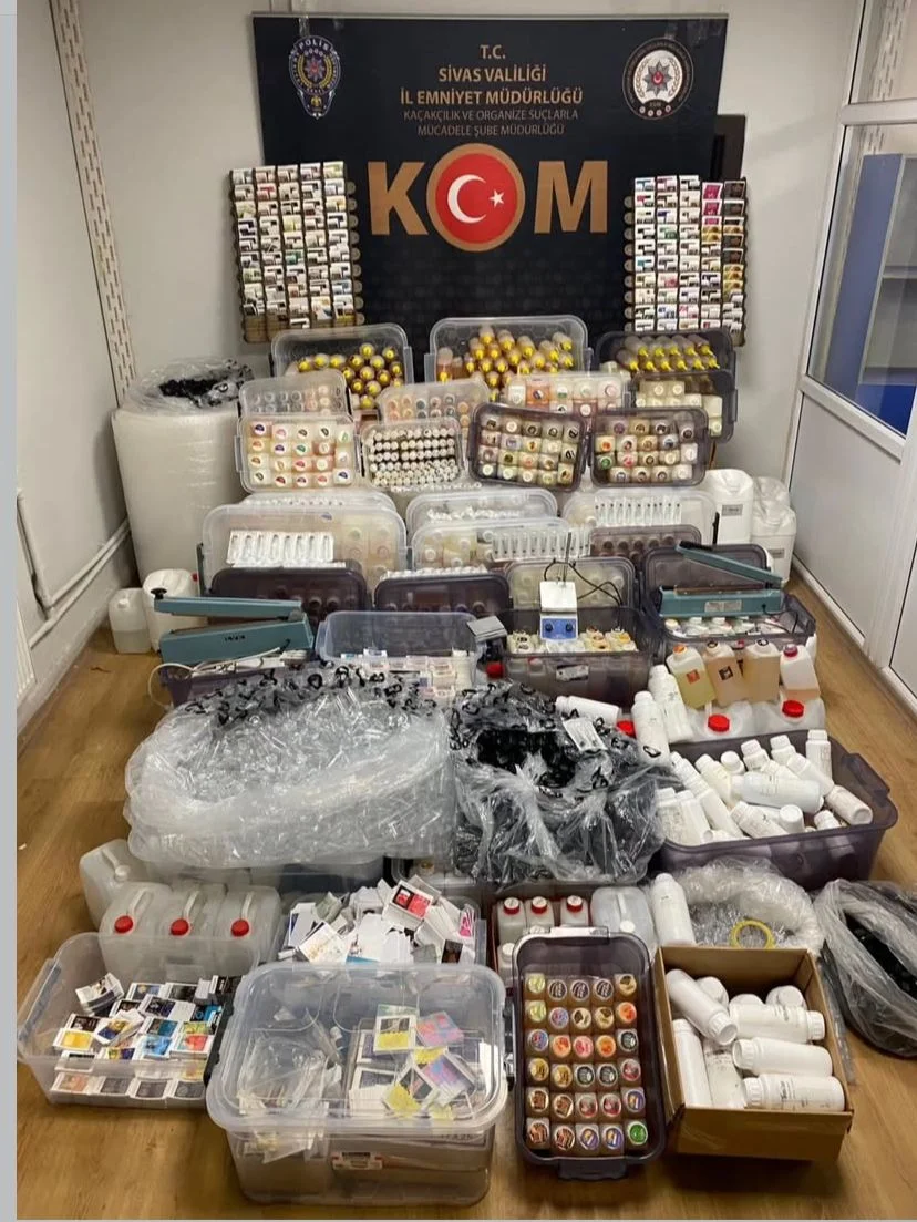 Sivas’ta Kaçak Elektronik Sigara Likiti İmalathanesine Şok Baskın Sivas’ta Kaçak Elektronik Sigara Likiti İmalathanesine Şok Baskın