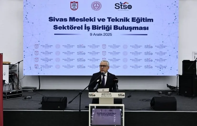 Sivas’ta Mesleki Eğitimde Güçlü İş Birliği: Vali Şimşek’ten Gençlere Önemli Mesajlar Sivas’ta Mesleki Eğitimde Güçlü İş Birliği: Vali Şimşek’ten Gençlere Önemli Mesajlar