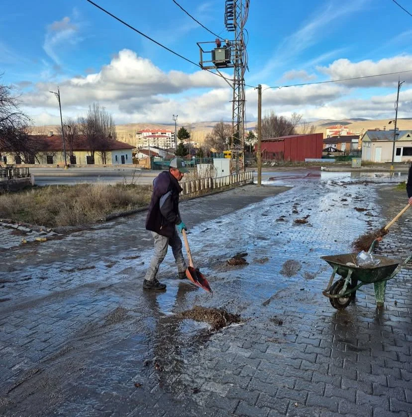 Yıldızeli'de Temizlik Harekâtı: Parke Taşı Döşenen Sokaklar Pırıl Pırıl! Yıldızeli'de Temizlik Harekâtı: Parke Taşı Döşenen Sokaklar Pırıl Pırıl!