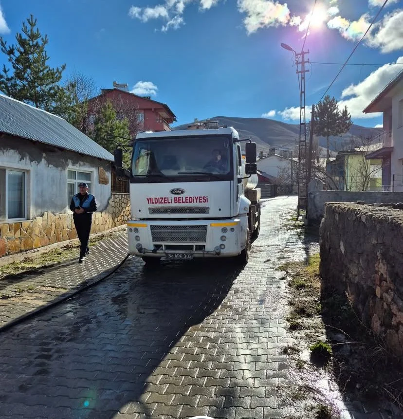 Yıldızeli'de Temizlik Harekâtı: Parke Taşı Döşenen Sokaklar Pırıl Pırıl! Yıldızeli'de Temizlik Harekâtı: Parke Taşı Döşenen Sokaklar Pırıl Pırıl!