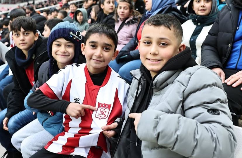 Vali Şimşek Öncülüğünde Minik Yiğidolar, Sivasspor Tribünlerini Coşturdu! Vali Şimşek Öncülüğünde Minik Yiğidolar, Sivasspor Tribünlerini Coşturdu!