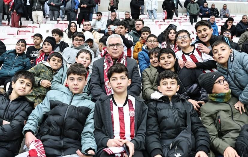 Vali Şimşek Öncülüğünde Minik Yiğidolar, Sivasspor Tribünlerini Coşturdu! Vali Şimşek Öncülüğünde Minik Yiğidolar, Sivasspor Tribünlerini Coşturdu!
