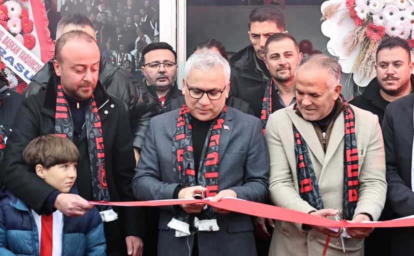 Sivasspor'un Yeni Kalbi Attı: Elli Sekiz Taraftar Derneği Açıldı Sivasspor'un Yeni Kalbi Attı: Elli Sekiz Taraftar Derneği Açıldı