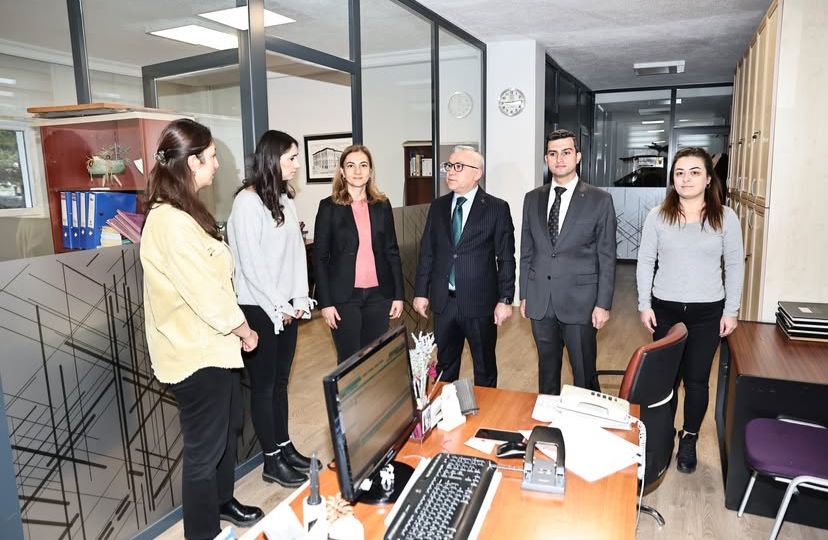 Vali Yılmaz Şimşek’ten İl Özel İdaresi’ne Ziyaret: Hizmetler Masaya Yatırıldı Vali Yılmaz Şimşek’ten İl Özel İdaresi’ne Ziyaret: Hizmetler Masaya Yatırıldı