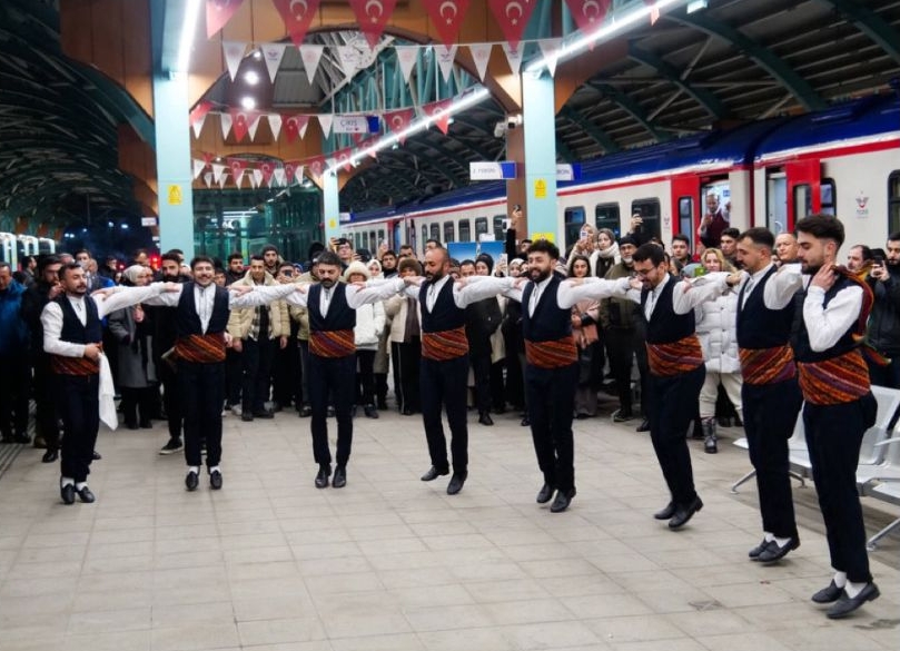 Gönül Sofrası Sivas Garı’nda Kuruldu: Sezonun İlk Turistik Doğu Ekspresi Coşkuyla Karşılandı! Gönül Sofrası Sivas Garı’nda Kuruldu: Sezonun İlk Turistik Doğu Ekspresi Coşkuyla Karşılandı!