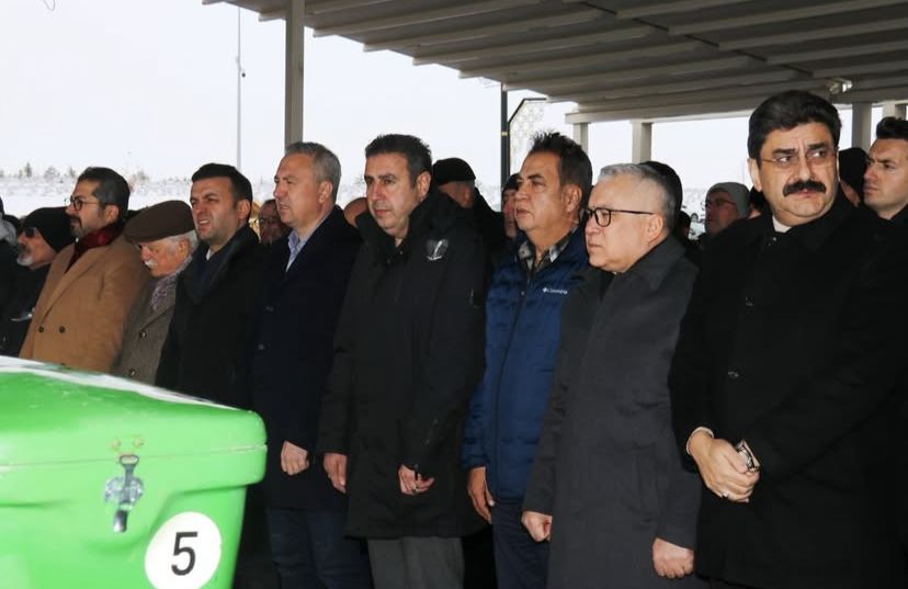 Sivas Esnaf Camiasının Acı Günü: Yüksel Demirgil Dualarla Son Yolculuğuna Uğurlandı Sivas Esnaf Camiasının Acı Günü: Yüksel Demirgil Dualarla Son Yolculuğuna Uğurlandı